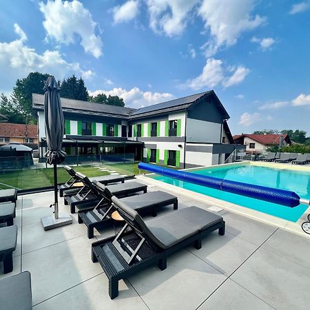 Q Villa Sacele Exterior photo