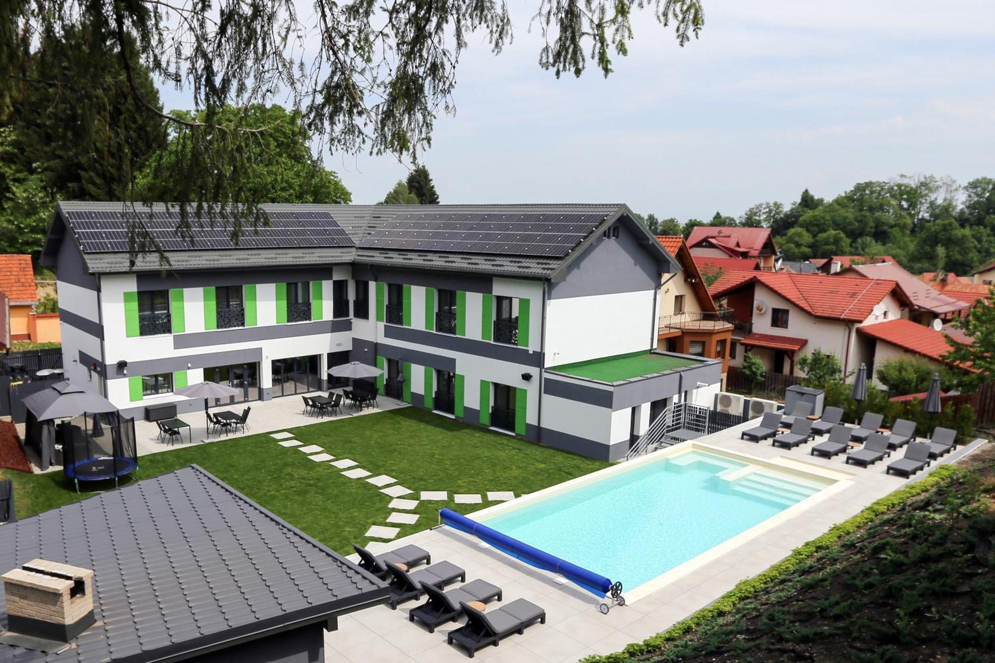 Q Villa Sacele Exterior photo
